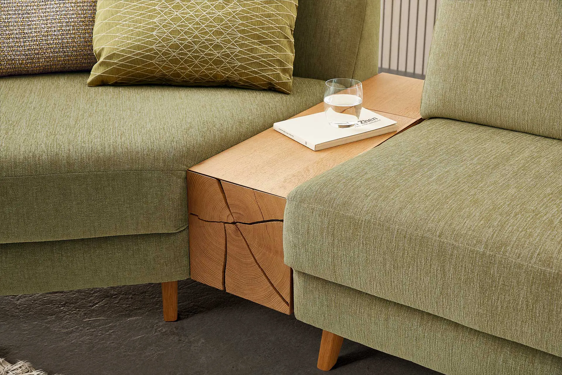 Couchzone-sitzen-und-liegen-koinor-upgrade-textil-gruen6 Koinor Upgrade Sofa – Ansicht 4